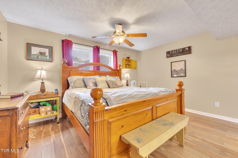 Photo #32: 222 Grandview Street