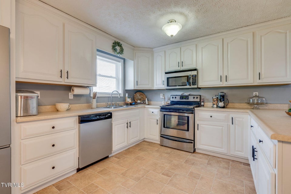 Photo #10: 122 Lakeview Circle