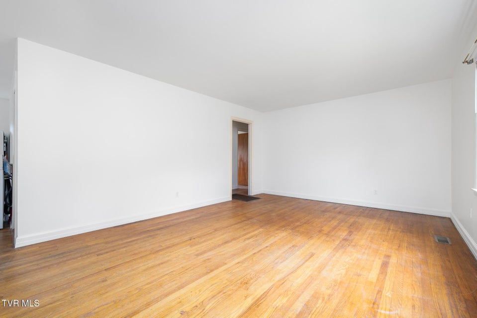 Photo #6: 216 Sunbury Court
