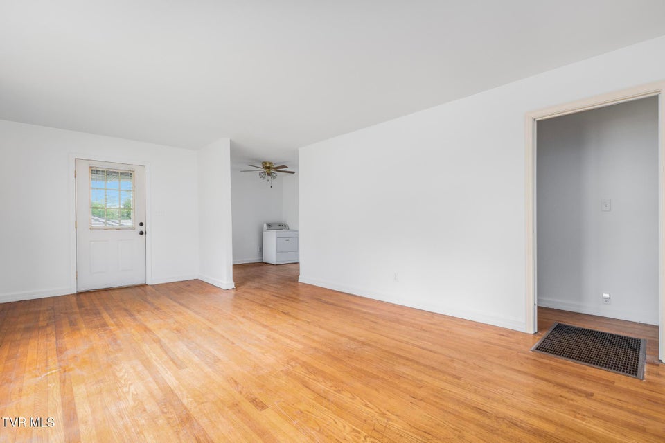 Photo #7: 216 Sunbury Court