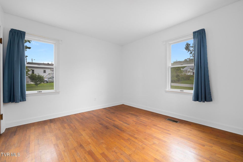 Photo #18: 216 Sunbury Court