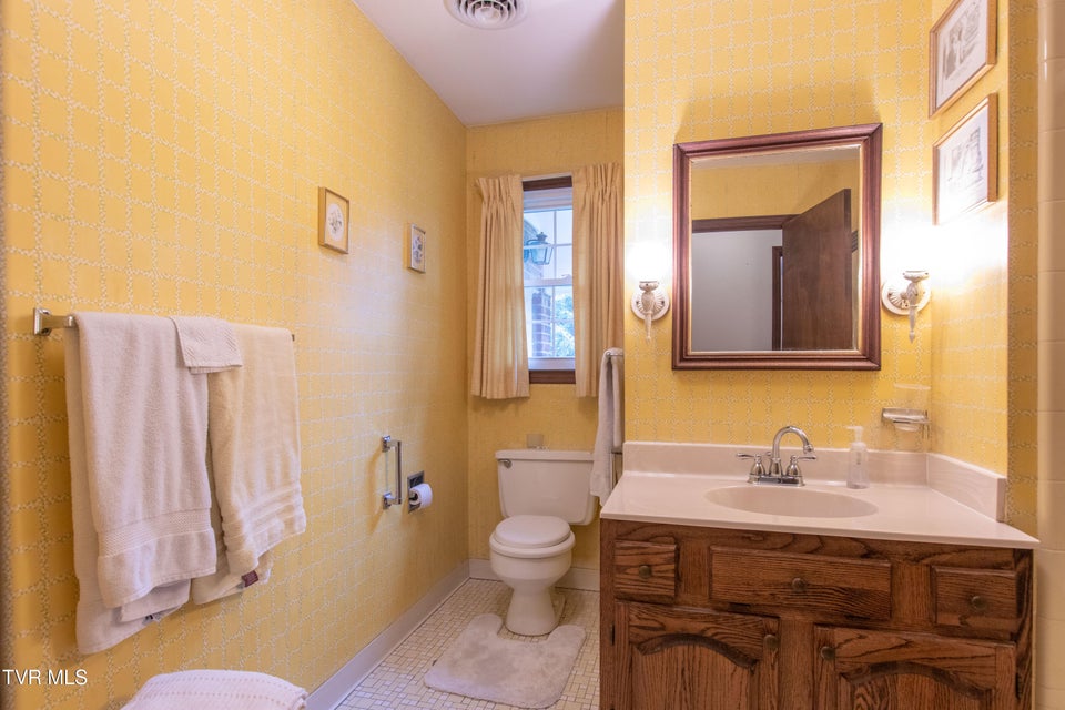 Photo #32: 19494 Oakwood Drive