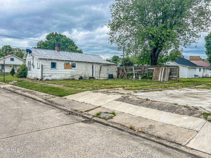 Photo #4: 118 E Millpond Street