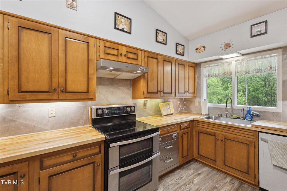 Photo #10: 2021 Westwind Drive