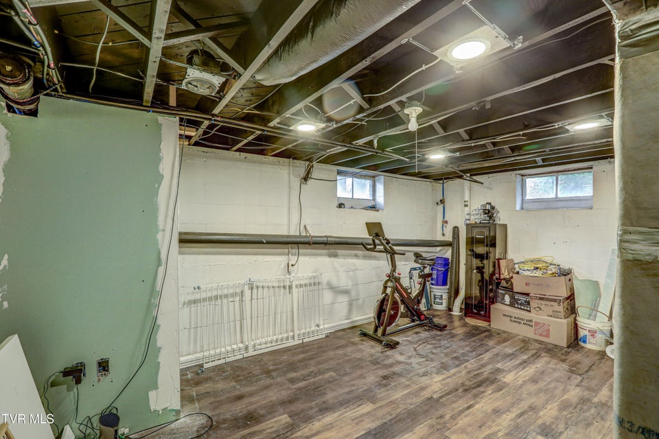 Photo #32: 211 King Avenue