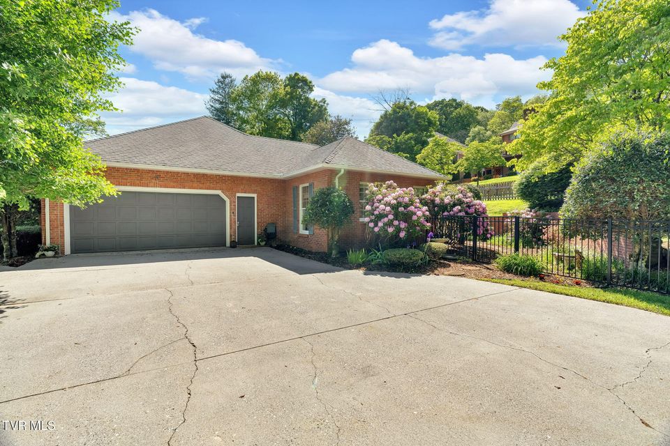 Photo #40: 4 Roundtree Court