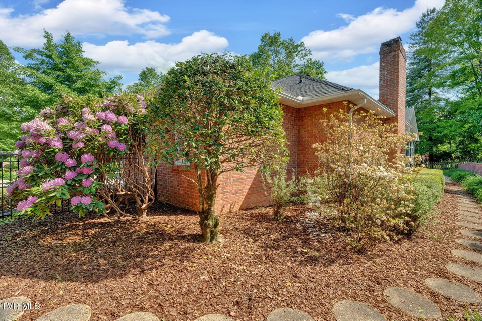 Photo #41: 4 Roundtree Court