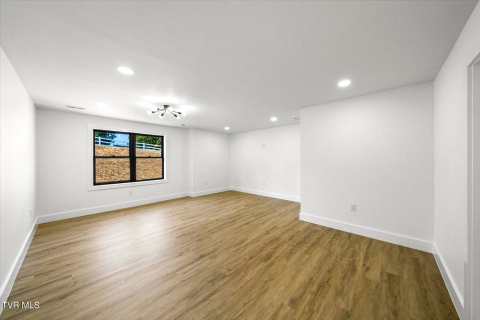 Photo #28: 403 Hampton Way