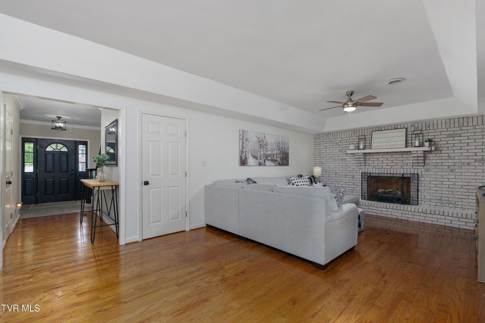 Photo #17: 821 Regency Drive