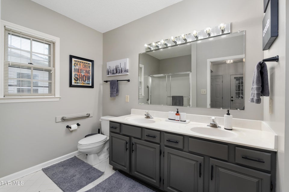 Photo #27: 821 Regency Drive