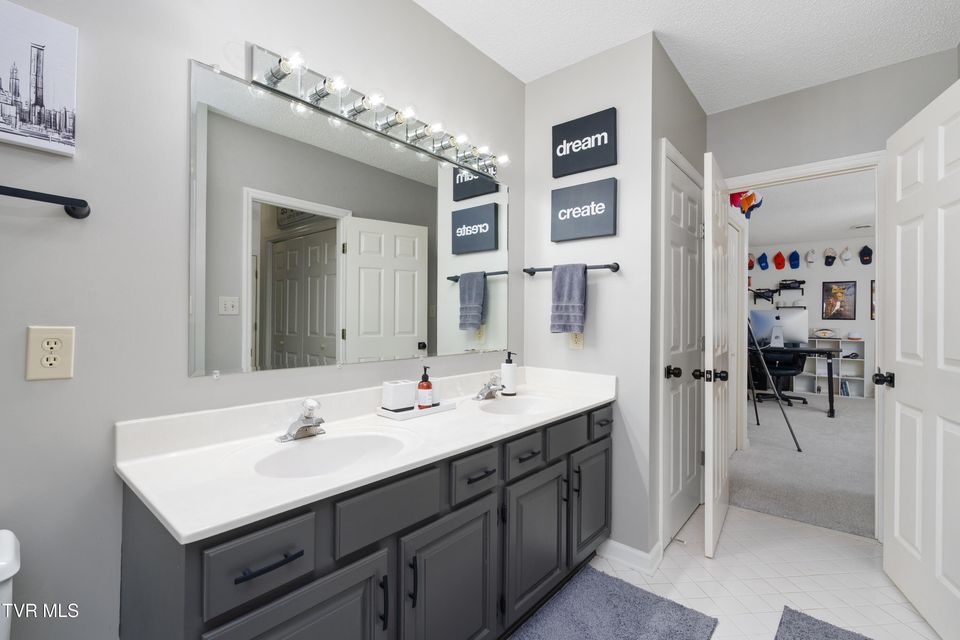 Photo #28: 821 Regency Drive