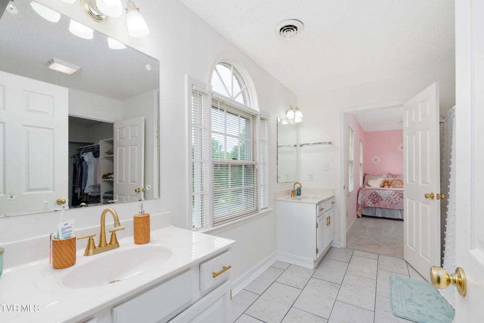 Photo #40: 821 Regency Drive