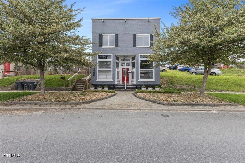 Photo #3: 809 Sullivan Street