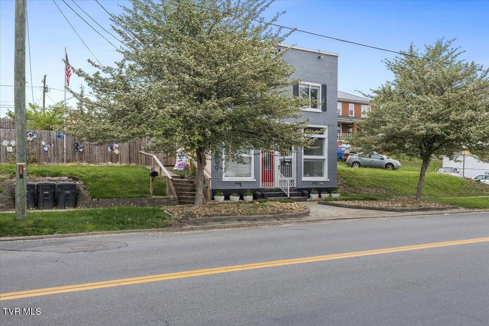 Photo #5: 809 Sullivan Street