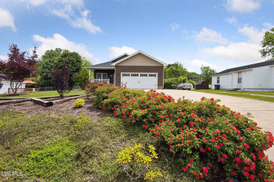 Photo #2: 924 Walker Street