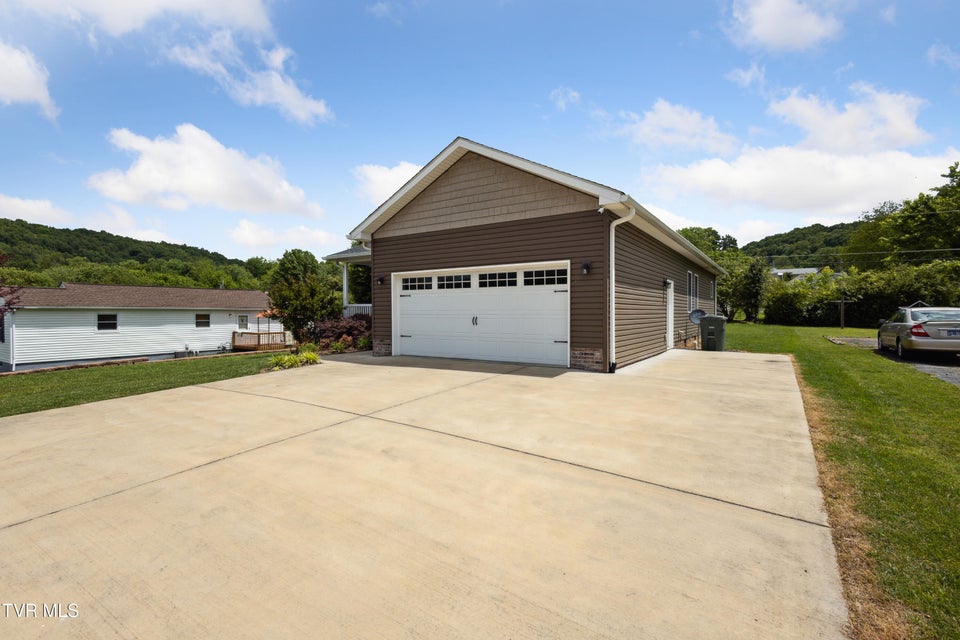 Photo #3: 924 Walker Street