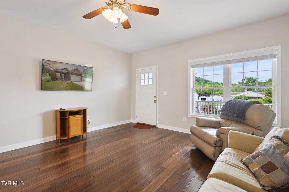 Photo #7: 924 Walker Street