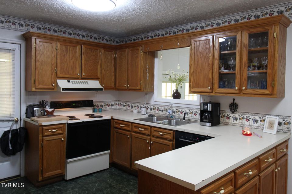 Photo #7: 16319 Mary Street