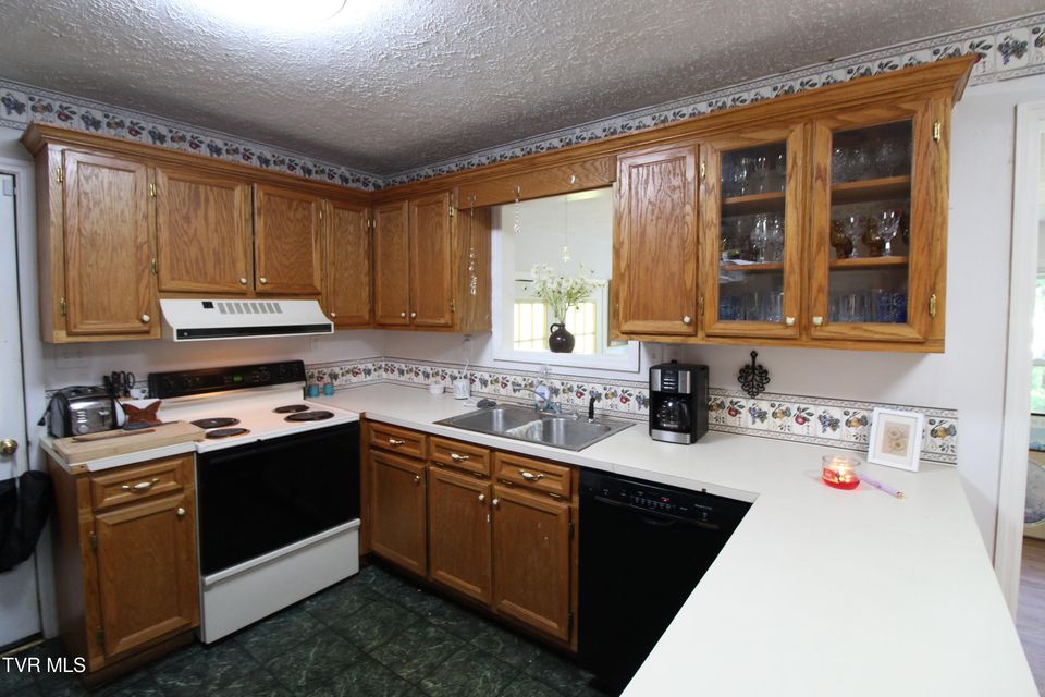 Photo #8: 16319 Mary Street