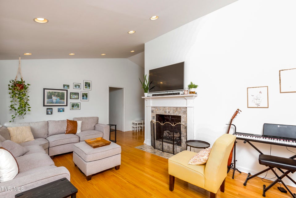 Photo #9: 963 Woodlawn Terrace