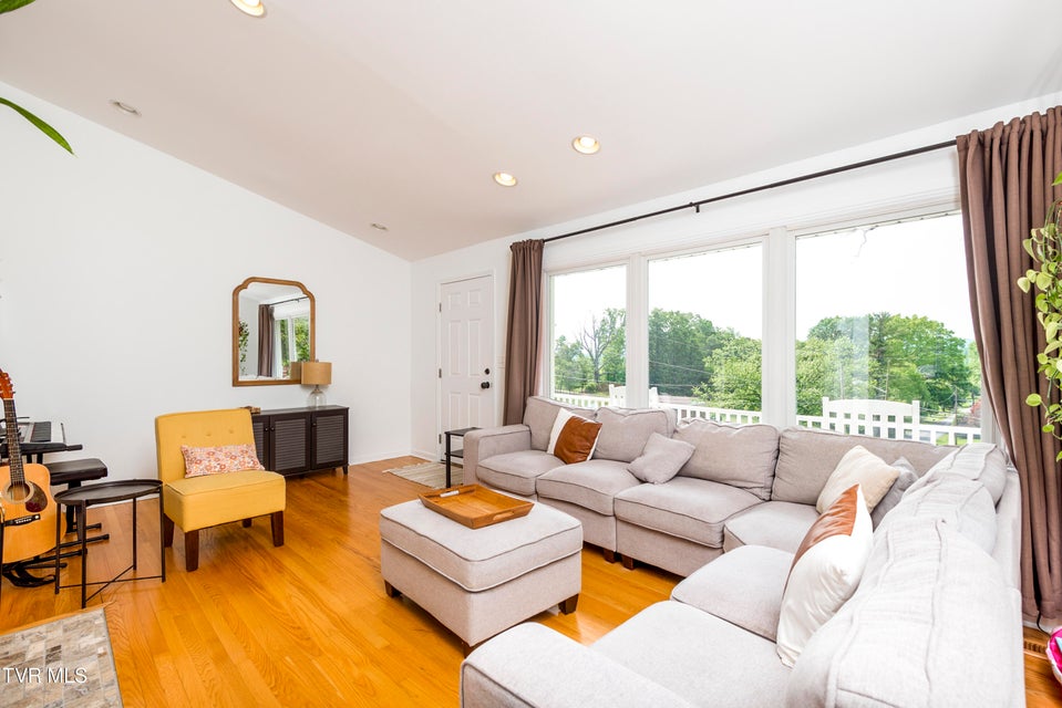 Photo #10: 963 Woodlawn Terrace