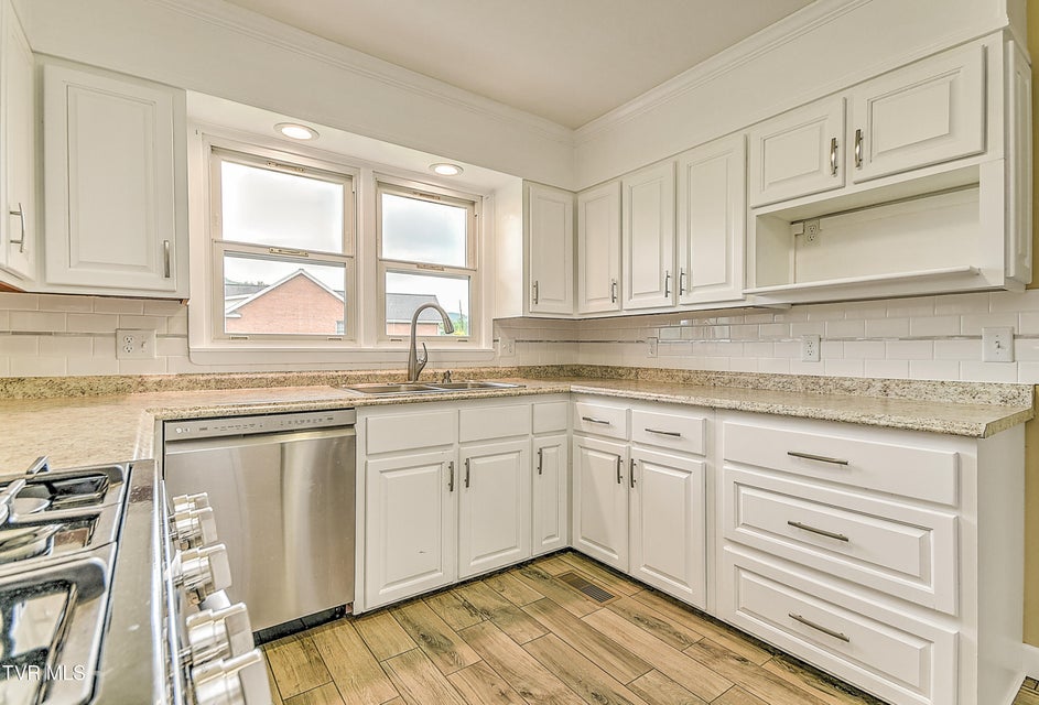 Photo #16: 126 Wilson Avenue