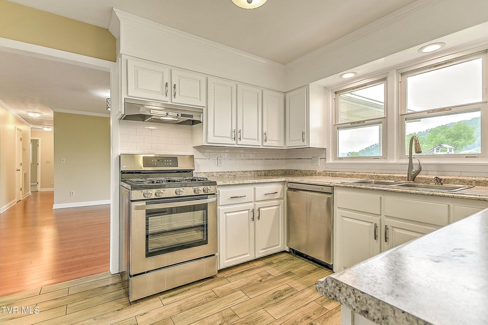 Photo #18: 126 Wilson Avenue
