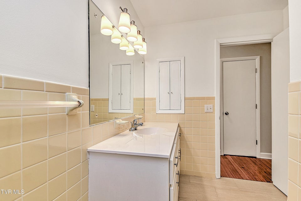 Photo #24: 126 Wilson Avenue