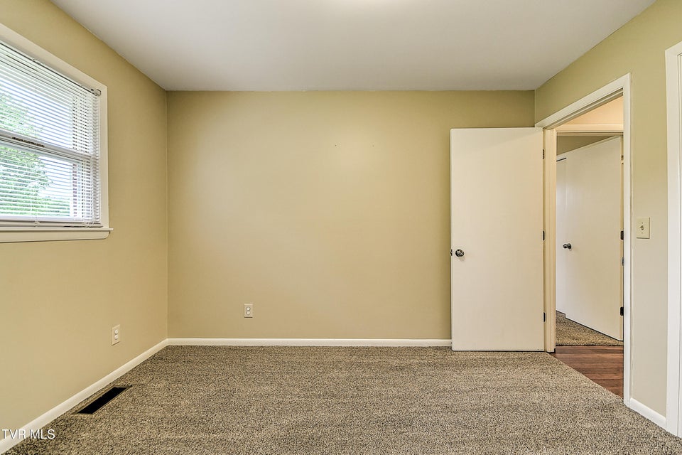 Photo #33: 126 Wilson Avenue