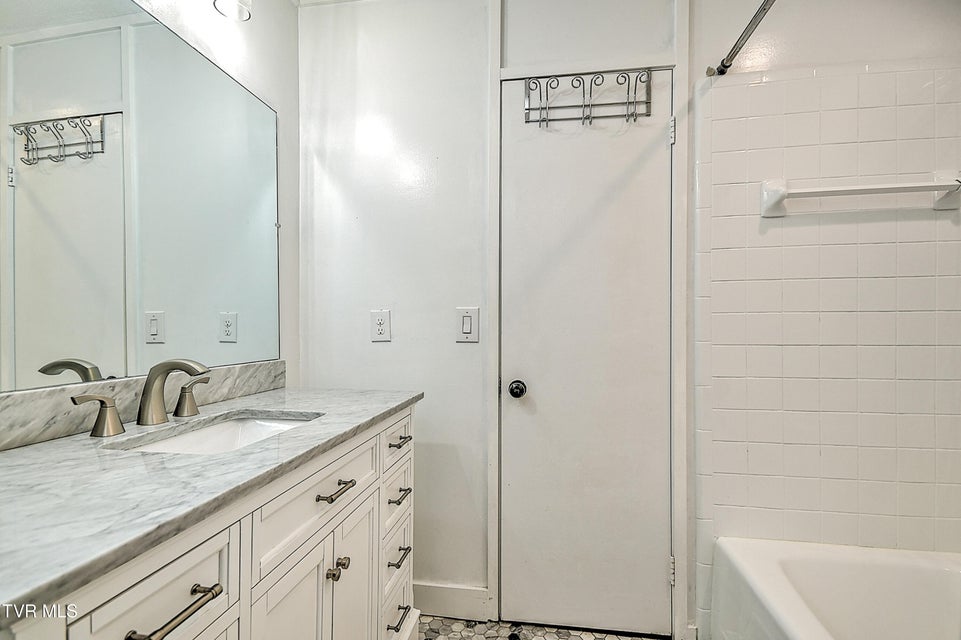 Photo #66: 28 Kingsbridge Street