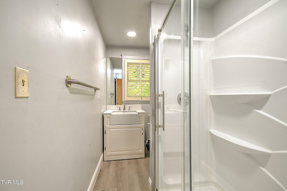 Photo #31: 464 Devault Street