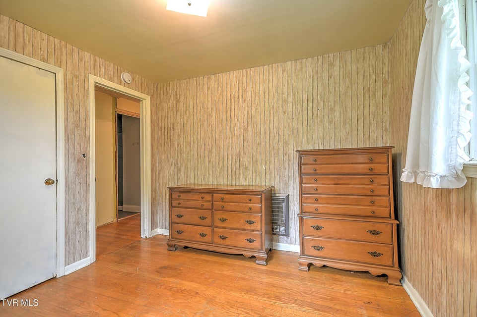 Photo #35: 464 Devault Street