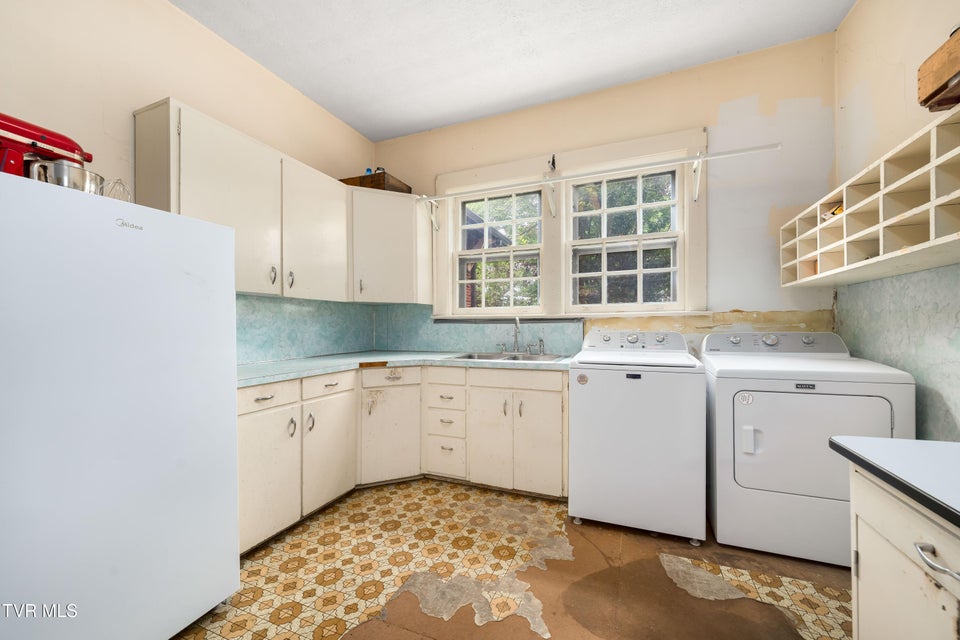 Photo #32: 2107 Bartlett Street