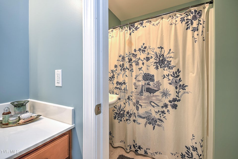 Photo #40: 410 Grovemont Place