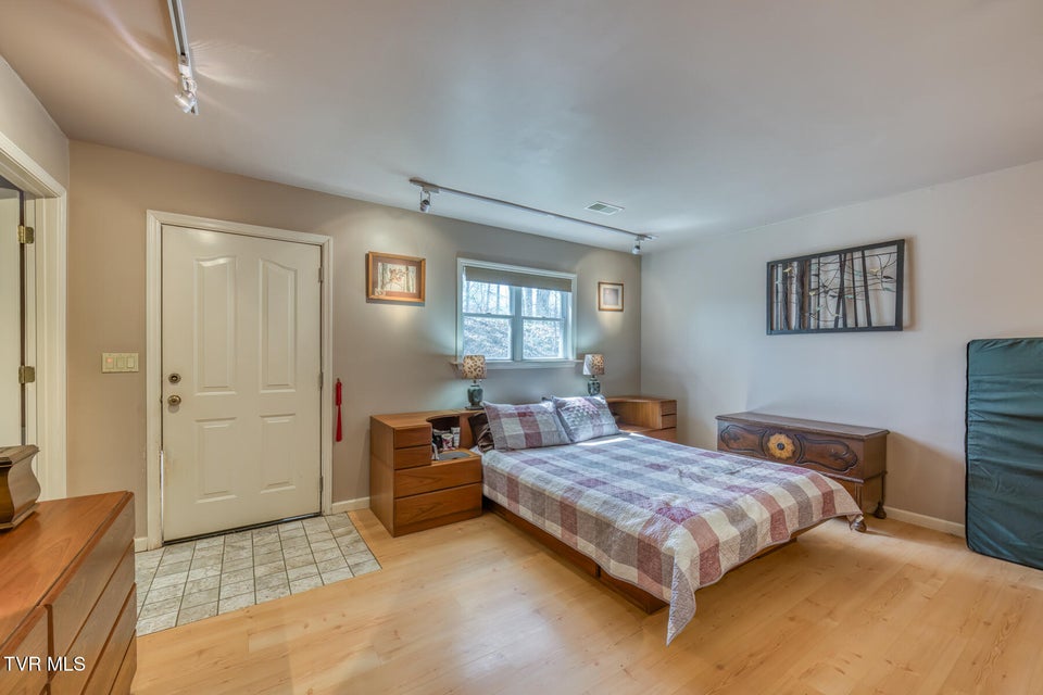 Photo #26: 16 Chaucer Court