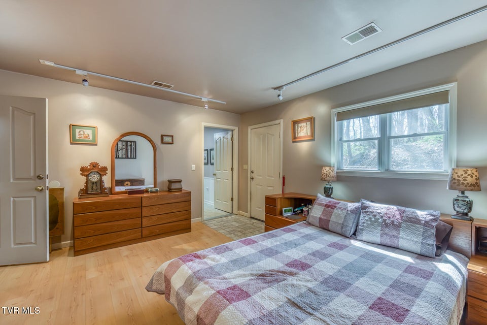 Photo #27: 16 Chaucer Court