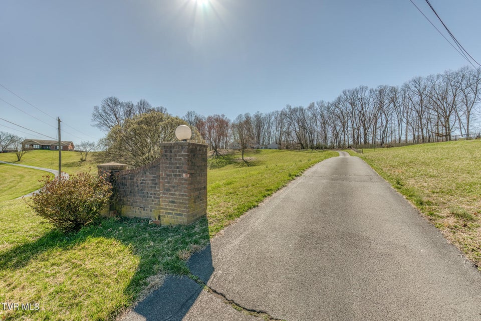 Photo #68: 16 Chaucer Court