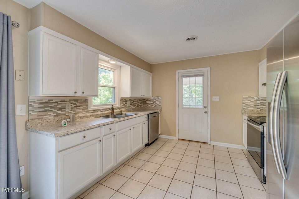 Photo #11: 112 Borderview Avenue
