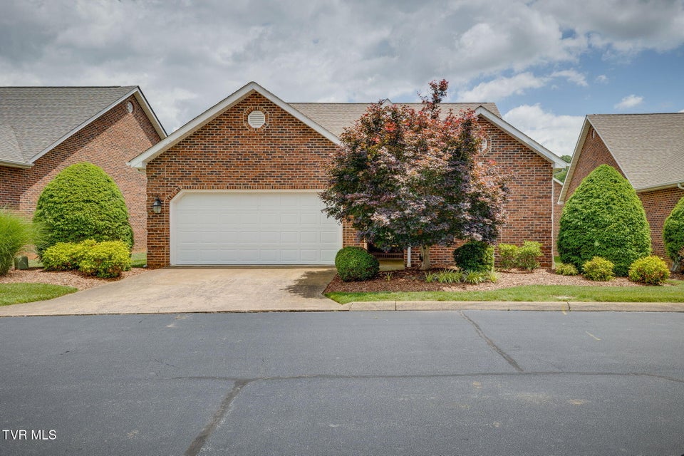 Photo #2: 20 Oak Leaf Court