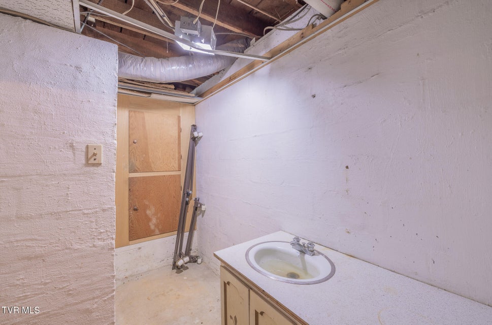 Photo #22: 921 Hillcrest Drive