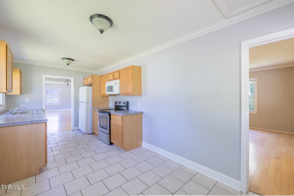 Photo #6: 921 Hillcrest Drive