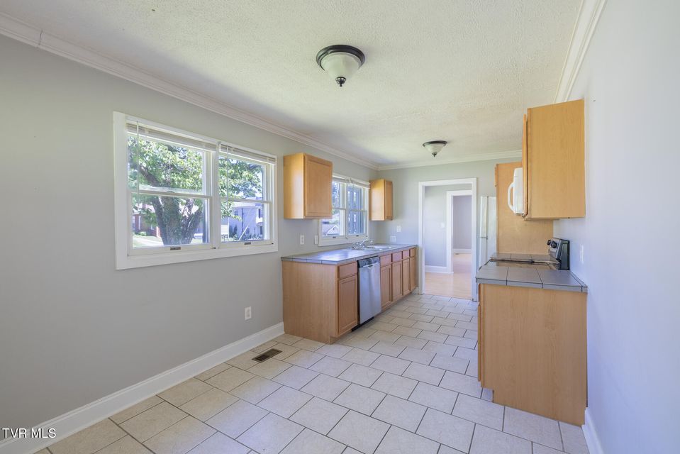 Photo #9: 921 Hillcrest Drive