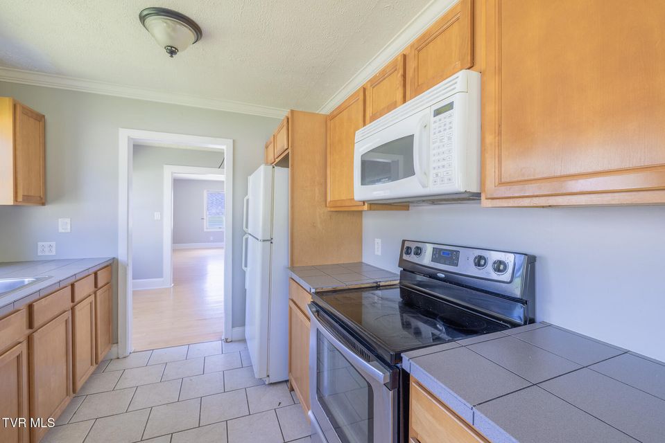 Photo #11: 921 Hillcrest Drive