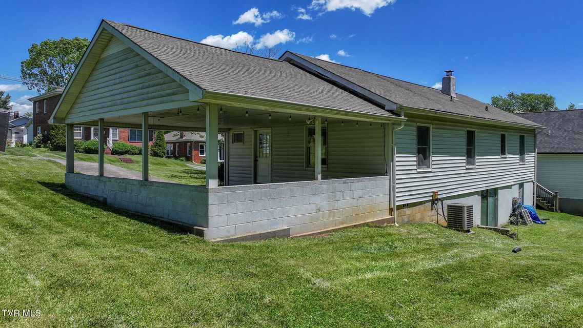 Photo #24: 921 Hillcrest Drive