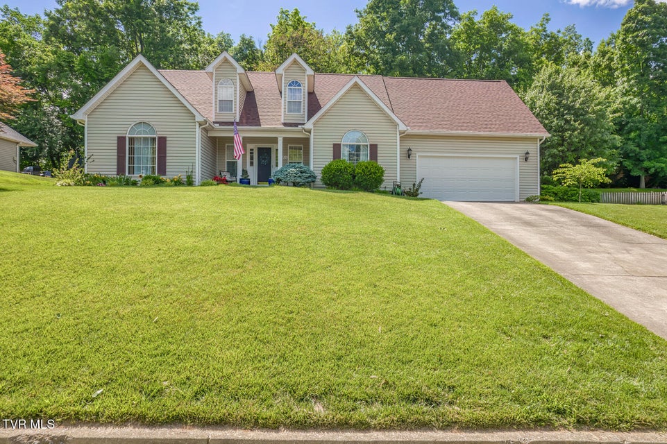 Photo #2: 620 Glen Oaks Place