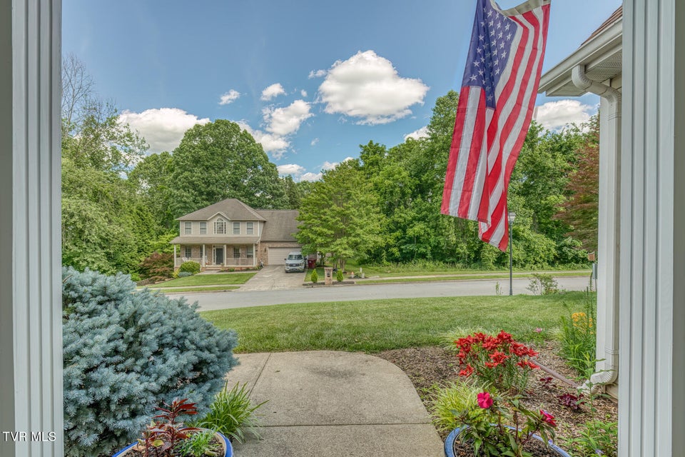 Photo #7: 620 Glen Oaks Place