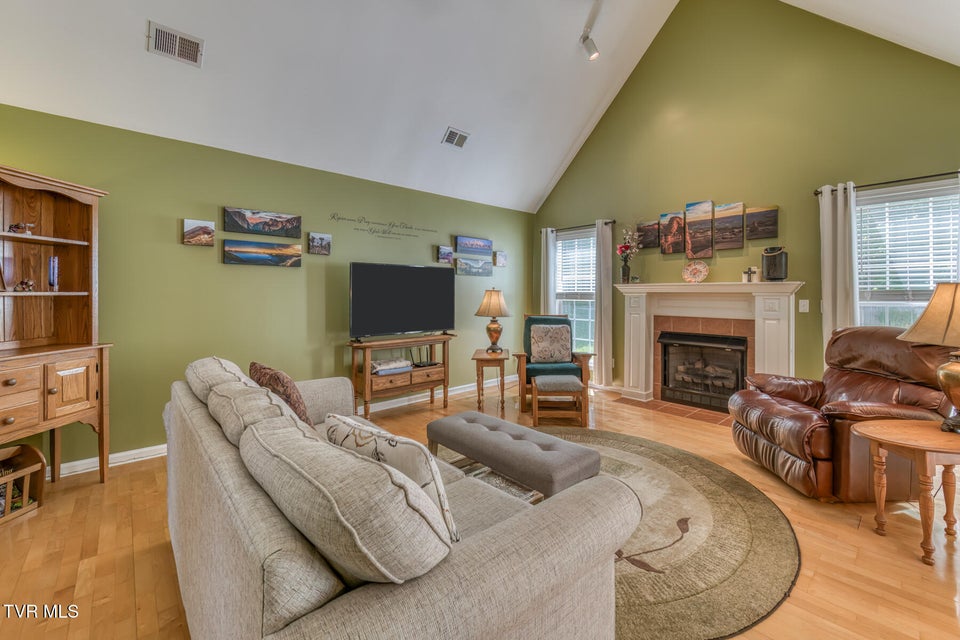 Photo #11: 620 Glen Oaks Place