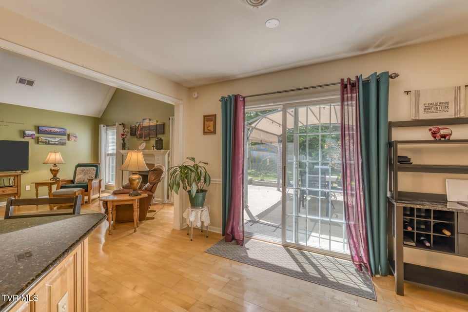 Photo #17: 620 Glen Oaks Place