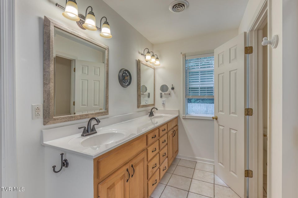 Photo #30: 620 Glen Oaks Place