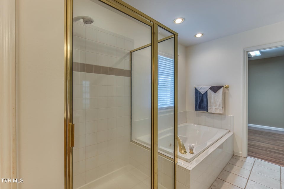 Photo #31: 620 Glen Oaks Place